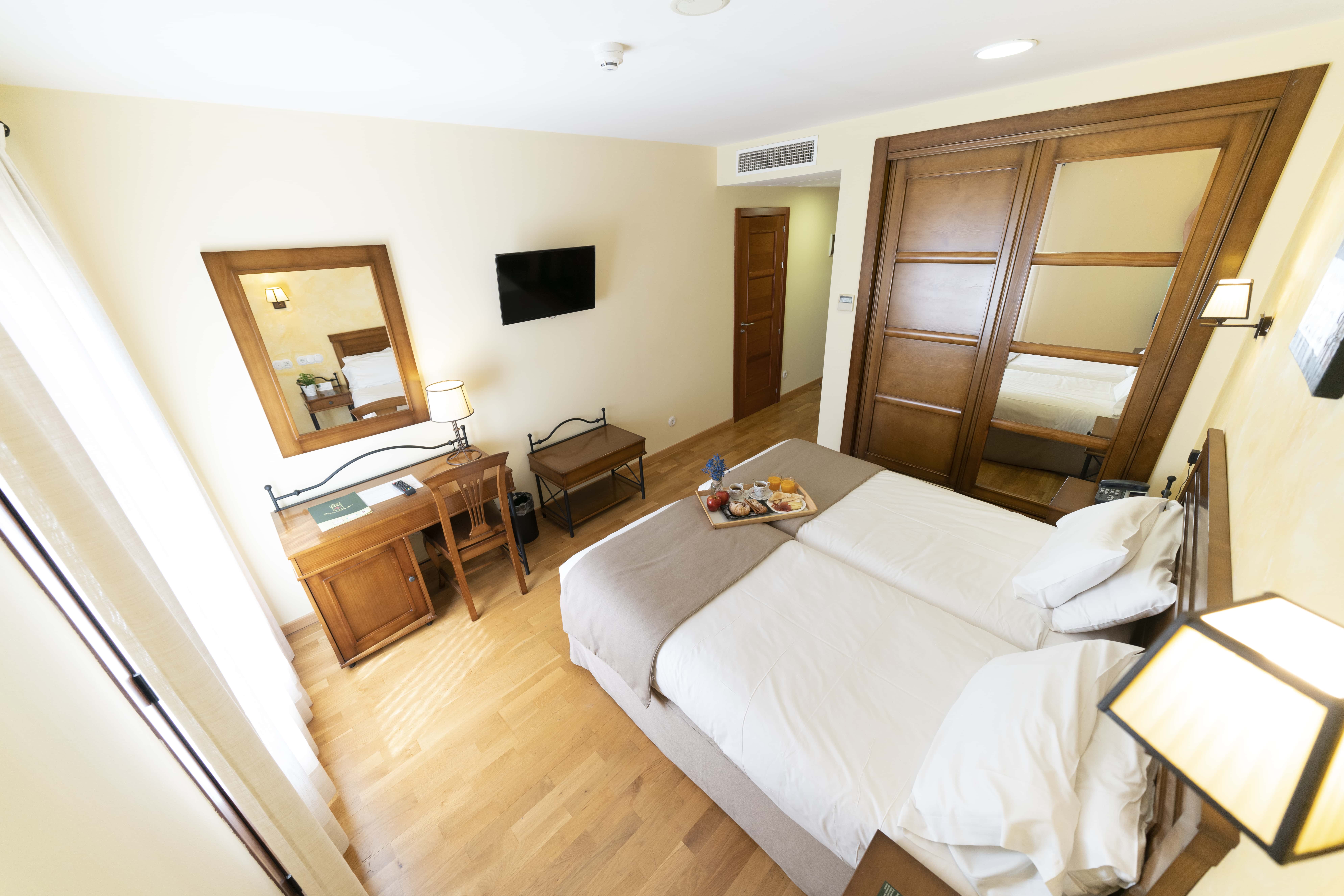 Habitación doble con dos camas y smart tv