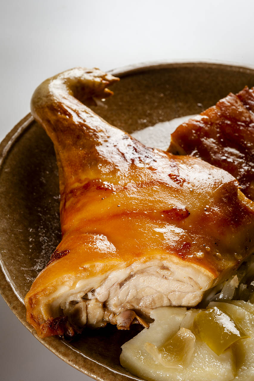 Cochinillo al estilo tradicional asado 3 horas en horno de leña - Hotel  Comendador